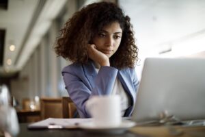 persona con computadora haciendo planeación de impuestos